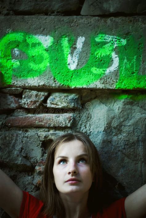 Le sexe de groupe dans la cuisine avec des femmes mûres est inoubliable pour cette fille. Jeune Femme Devant Un Mur En Pierre Photo stock - Image du ...