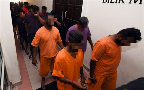 Seorang guru mengaku bersalah di mahkamah majistret, kota bharu, hari ini, atas pertuduhan sengaja mencederakan dua. 14 lagi direman dalam kes rusuhan kuil di Subang Jaya ...