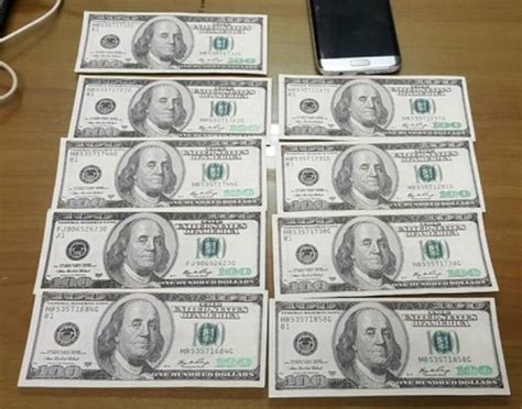 Gibt es in usa auch 5 dollar scheine und 10 dollar schein sowieso 50 dollar schein usw ??? Tourist versucht auf Phuket falsche 100 US-Dollar Scheine ...