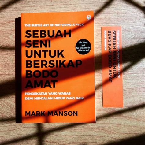 Buku ini menjadi salah satu buku paling laris diantara banyak buku mengenai self improvement. Mark Manson: Sebuah Seni untuk Bersikap Bodo Amat - Raré Angon