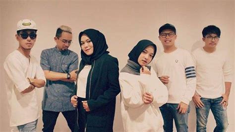 Pernah dipopulerkan oleh olif band dan astrid. Lirik Lagu 'Syukron Lillah', Single Terbaru Sabyan Gambus ...