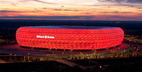 Inside the stadium, 75,021 spectators are spread out across three terraces, all of which are under roof. Allianz-Arena Foto & Bild | deutschland, europe, bayern ...