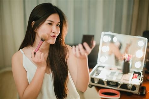 Sunscreen stick ini bisa membuat kulit terlindungi sekaligus tampak segar tanpa sebum yang berlebihan. Tips Bedak untuk Kulit Kering - Female Daily