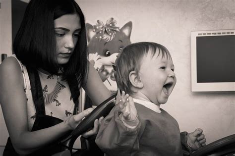 Para el primero lo mejor es comenzar por los lados con movimientos de abajo. Cómo cortar el pelo a los niños en casa