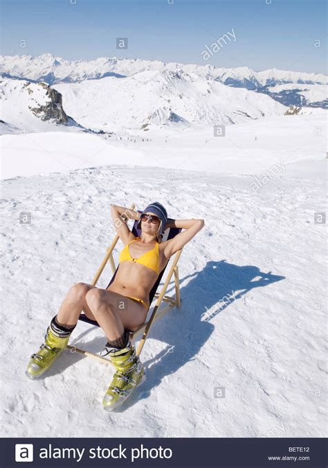 Lass dich auf keinen fall von jemandem außerhalb deines hauses nackt sehen, wenn öffentliche nacktheit in deiner gegend nicht erlaubt ist. woman in bikini on on deck chair Stock Photo: 26353406 - Alamy