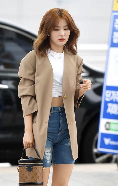 Going simple and minimal can boost the quality of your fashion~. RED VELVET Seulgi's Fashion Look at Incheon Airport on ...