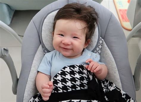 A apresentadora tentou fazer uns passos, e logo caiu na gargalhada. Fofura! Pyong Lee mostra filho sorrindo, e Adriane ...