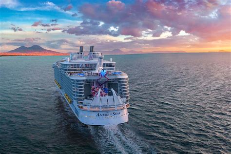 Allure of the seas maintains a casual onboard vibe and dress code during the day, with people dressing for the weather or for laying by the pool. Royal Carribean annonce l'entière rénovation de l'Allure of the Seas pour sa saison européenne ...