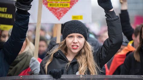 Zabiera głos wszędzie tam, gdzie łamane są prawa człowieka. Maja Staśko nominowana do nagrody medialnej Amnesty ...