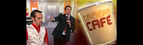 Employez les verbes qui décrivent l'attitude ou le mouvement du personnage. Caméra Café : la Boîte du dessus est déprogrammée en ...