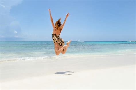 Times television reporter yvonne villarreal, can't stop. Meisje Die Bij Het Strand Springen Stock Foto - Afbeelding ...