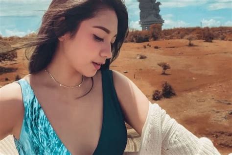 Dinda kirana merupakan salah satu artis indonesia yang mempunyai paras cantik dan menarik. Hobi Olahraga Panah, 10 Potret Body Goals Dinda Kirana ...