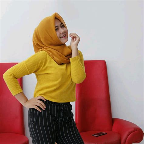 Berbagai tempat memiliki keunikan tersendiri mulai dari daerah pantai, pegunungan, gurun, tempat mengandung es. Gambar cewek jilbab cantik indonesia - CantikaMagz