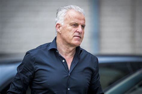 (eerste foto) 'holleeder wil niks met de media te maken hebben' laatste. Peter R. de Vries wordt weerman voor buienalarm