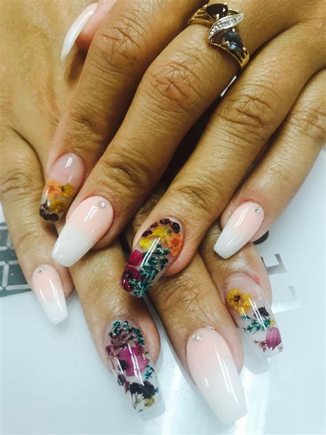 25 super pretty floral nail designs. Dried flowers w/pink ombré by Jenny 💅🏻 | Uñas de gel, Uñas