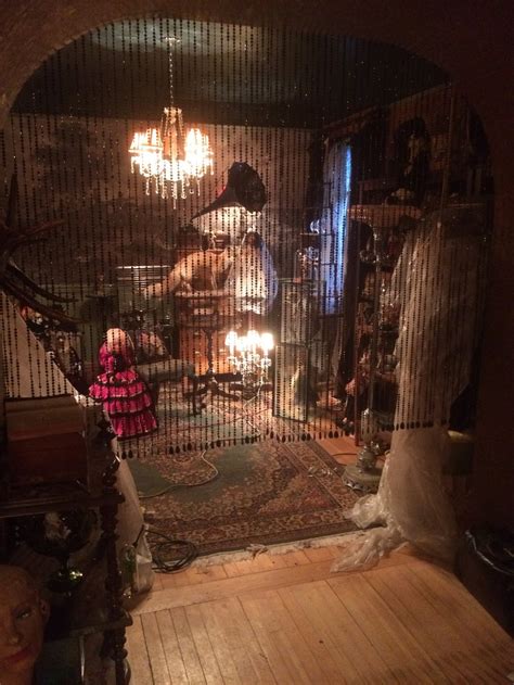 Incident in a ghostland (also known internationally as simply ghostland) is the latest film from martyrs director pascal laugier. Incident in a Ghost Land : Photos des décors du film ...