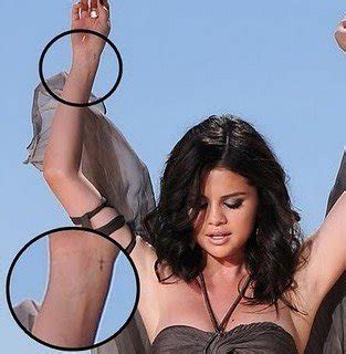 And proof of this is the selena gomez's new tattoo that has come to light thanks to social networks. Selena Gomez's Music Tattoo on Her Wrist- PopStarTats