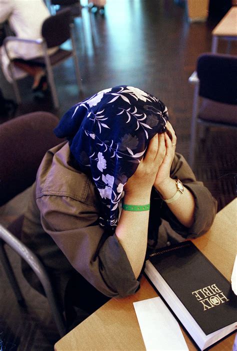 In 2009 liep klamer voor zijn economische studie stage bij de evangelische omroep. JLK_VROUW_BID_2 | vrouw hoofddoek handen voor de ogen ...