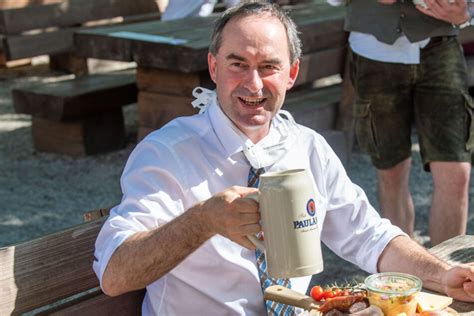 Aber sie können nicht sechs mal zwei an einem tisch sitzen, weil nicht mal die ersten sechs an einem tisch sitzen dürfen. "6 bis 8 Leute": Aiwangers Abstandsregel-Rede wird zum ...