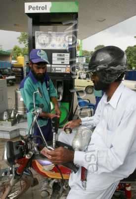 Isi minyak kereta guna syiling. Syarak Mengata , Adat Menurut: Motosikal terbakar ketika ...