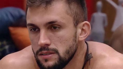 Arthur picoli se sente feliz com a nova idade e o momento que está vivendo (reprodução). BBB21: No escuro com Projota, Arthur Picoli enche a mão ...