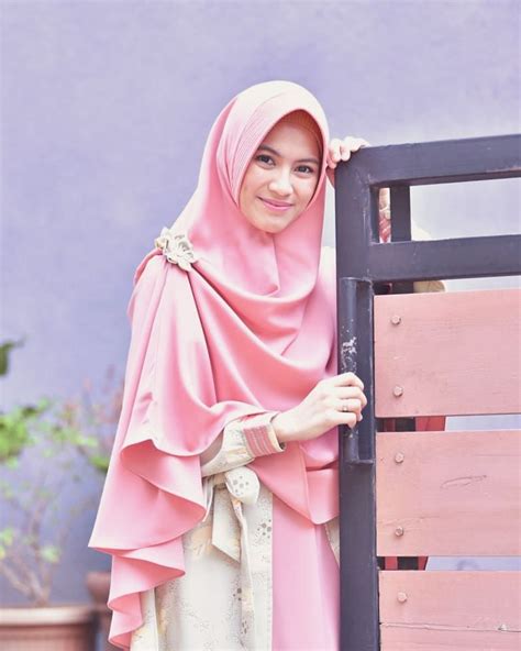 Thanks for watching 😘 yuk, klik subcribe dan tombol loncengnya biar ga ketinggalan kalau ada update kumpulan foto cewek berhijab cantik terpopuler lainnya. 12 Artis Yang Mantap Berhijab Syar I Adem Banget Lihatnya