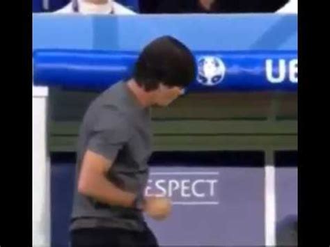 Joachim löw hat am dienst. Jogi Löw greift sich in die Hose und riecht dann an seinen ...