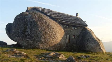 Beide länder sind mitglieder u. Portugal: "Casa do Penedo" bei Fafe: Das Stone House