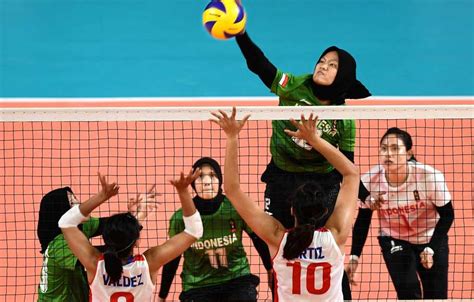 Dalam permainan bola voli, servis (service) adalah pukulan awal dari luar lapangan untuk memulai rally dalam pertandingan. Cerita Atlet Voli Putri Indonesia, Bangga Bertemu Tim Besar