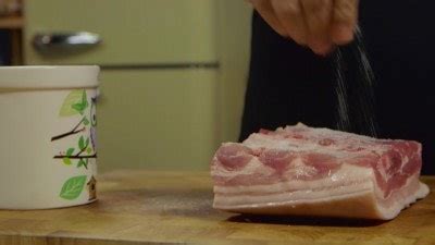 Si presenta come una tavoletta sottile, dura e croccante di colore bruno ambrato, realizzata con mandorle amalgamate con lo zucchero fuso e rappreso. Ricetta Pancetta di maiale croccante | Cookaround