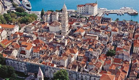 Перевод слова split, американское и британское произношение, транскрипция, словосочетания, однокоренные слова, примеры использования. Dioklecijanova palača i srednjovjekovni Split