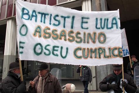 In piazza (tutti divisi) contro il no all'estradizione di ...