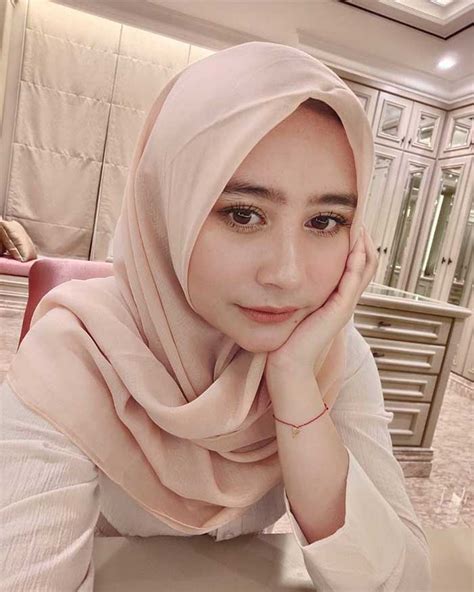 She is an actress, known for surat untukmu (2016), hangout (2016), danur: Prilly Latuconsina di Monyet Cantik 2 - Ulasmedia.com