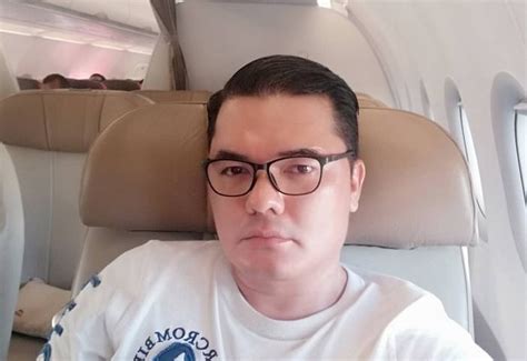 Polisi menangkap artis ridho rhoma dalam kasus penyalahgunaan narkoba dengan barang bukti tiga butir ekstasi. Lama Tengelam dari Layar Kaca, Artis Jerry Lawalata ...