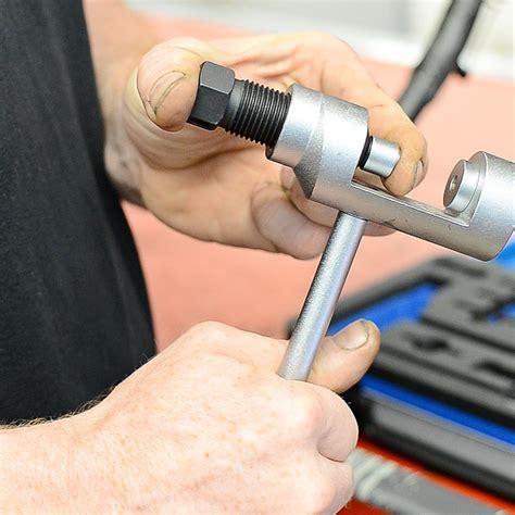 For breaking 520 to 530 chain for pressing on and off 520 and some 525 clip type master link side plates light weight, 6 oz. Chain breaker, press and riveting tool for motorbike