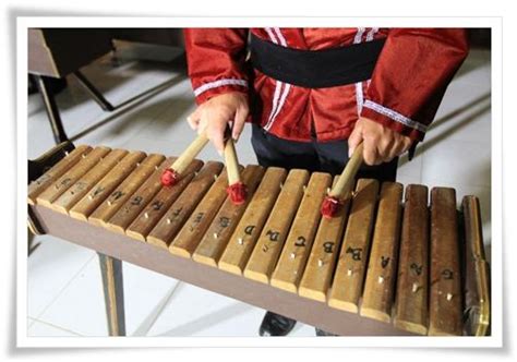 Bernyanyi atau menyanyi (bhs inggris: Gambar Alat Musik Kolintang Dan Cara Memainkannya