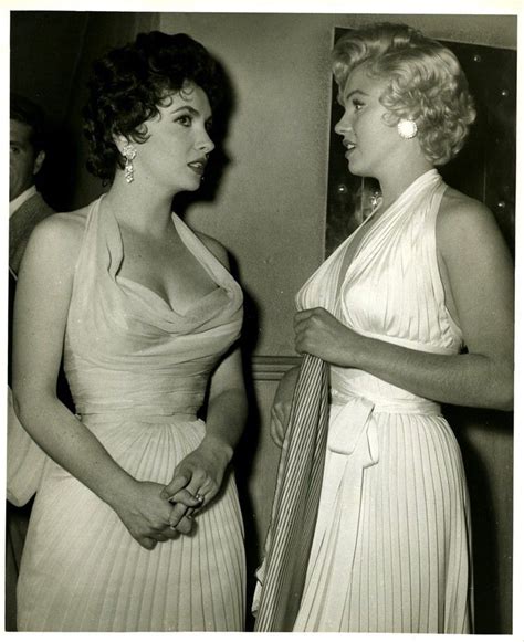 C'est une bonne chose, car en effet, les pieds sont les parties les plus utilisées de notre corps, et on abuse constamment d'eux. Marilyn with Gina Lollobrigida 1954 vintage fashion halter ...