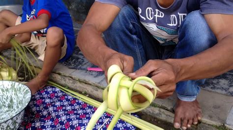 Apakah kamu sedang mencari resep cara membuat ketupat?, makanan yang wajib disajikan saat lebaran. Cara Membuat Ketupat Lebaran 1 - YouTube