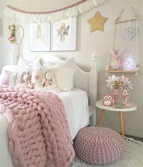Chambre de fille de décoration intéressante. une-deco-rose-poudré-pour-la-chambre-d-ado-couverture-de ...