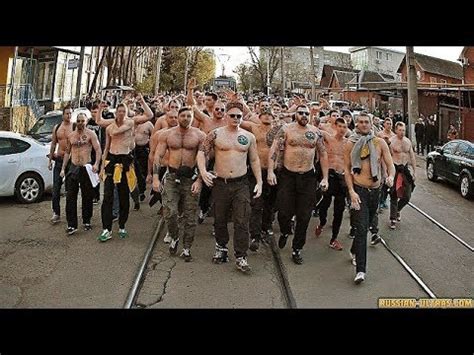 Wie tickt die szene derzeit und sind es tatsächlich nur rechtsextremisten sie verdroschen bei einer ausgemachten schlägerei zum beispiel die „hooligans elbflorenz ordentlich. -18 Hooligans vs Hooligans Grosse Bagarre Général Éclate ...