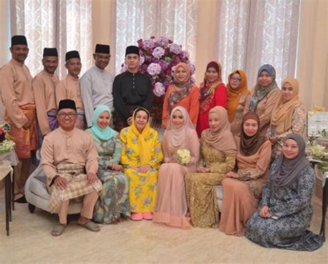 Ummi nazeera, 27, bernikah dengan lelaki pilihan keluarganya, dr mohd izzar anwari abdul khani, 30. Foto-Foto Majlis Pernikahan Ummi Nazeera | Iluminasi