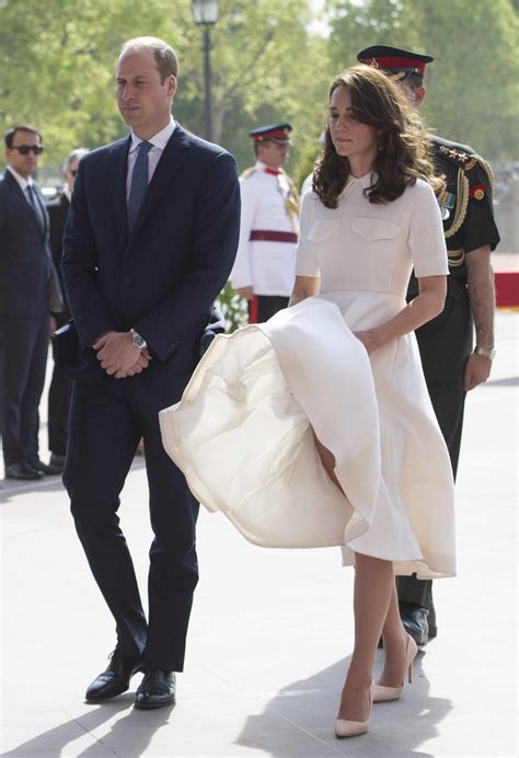 Ballerinas trägt sie ebenso wie wedges und. Kate's windy dress. | Kate middleton rock, Kate middleton ...