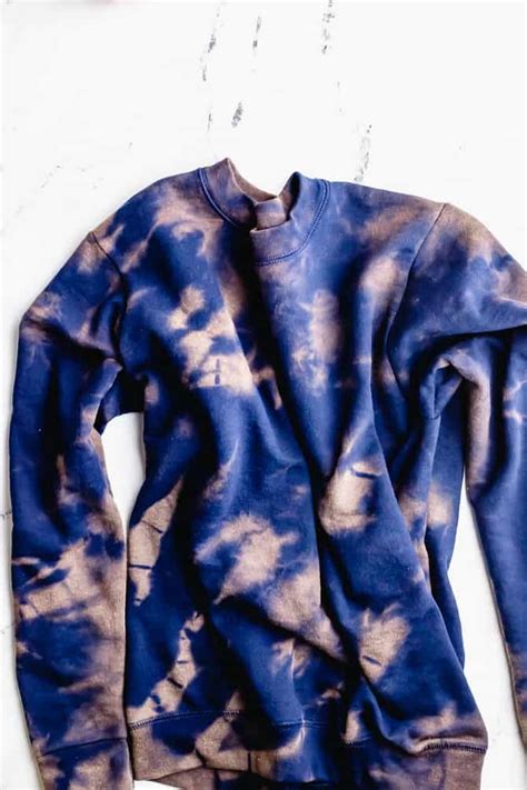 Ever wondered how to bleach tie dye clothing? Make custom sweatshirts or sweatpants wth this easy bleach ...