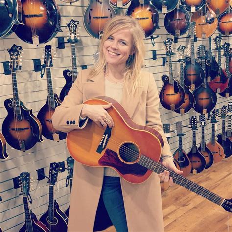 The dutch singer will first step on the dancefloor on february 26th 2021. ILSE DELANGE - Gitaar, Instagram en Muziek