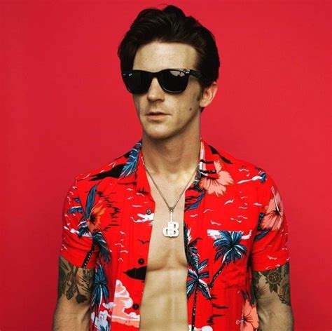 Drake bell je americký herec, kytarista, zpěvák/skladatel, producent a příležitostný televizní režisér. Pin de cinthiak en Drake Bell