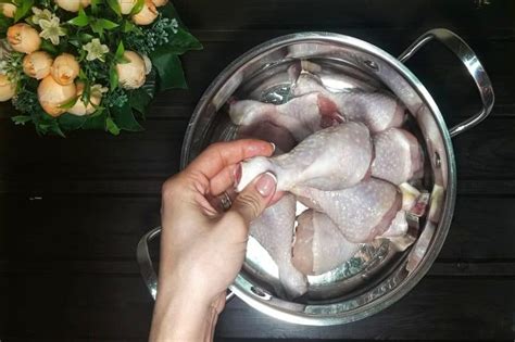 Drain the eggs and cool in a bowl of ice water or run under cold water until completely cooled. How Long Does It Take to Boil Chicken Legs? (Drumsticks ...