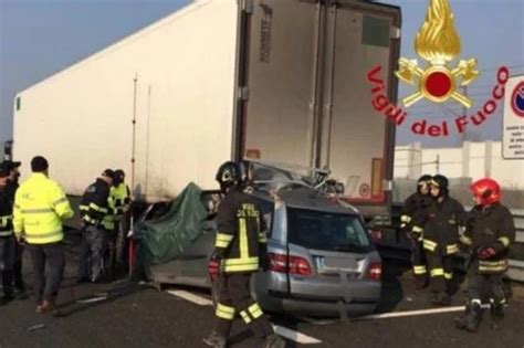 Sul posto due squadre dei vigili del fuoco del comando provinciale di. Incidente in A1 a Lodi: l'auto finisce sotto un Tir in ...