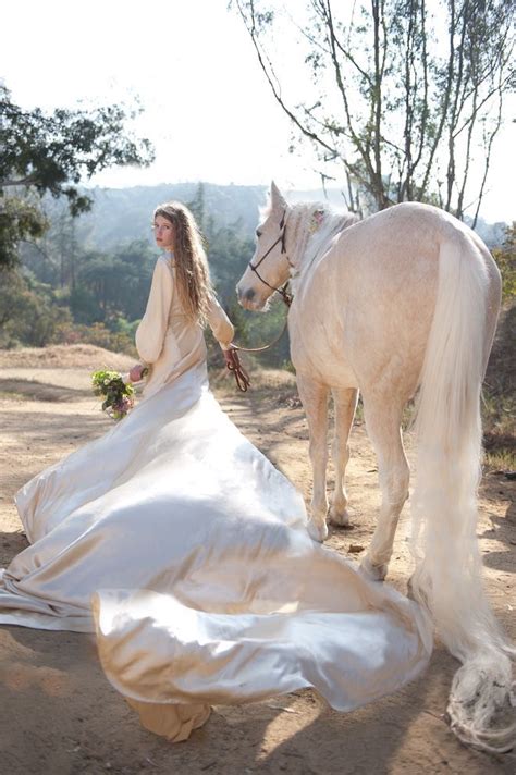 Das brautpaar wird über ihre hundedame staunen wenn sie in einem so entzückenden brautkleid auf der. Τί σκέφτονται τα ζώδια για το γάμο; in 2020 | Braut ...