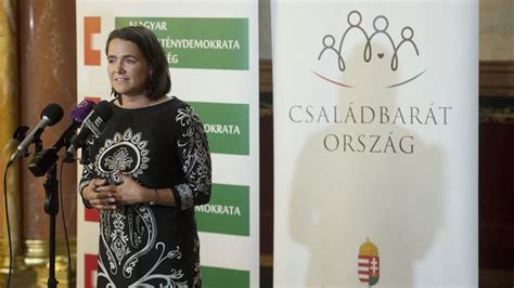 Ha súlyosan fogyatékos vagy tartósan beteg a gyermek, és a nevelő egyedülálló, akkor a havi családi pótlék összege 25.900 forint gyermekenként. NOVÁK KATALIN BEJELENTETTE A 2019-ES CSALÁDI PÓTLÉK ...