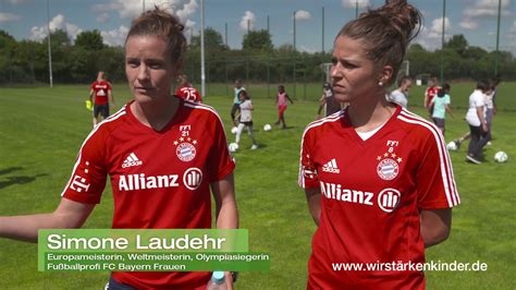 Die frauen des fc bayern münchen treffen im rückspiel der uefa women's champions league auf sk slavia prag. FC Bayern Frauen trainieren Mädels - YouTube